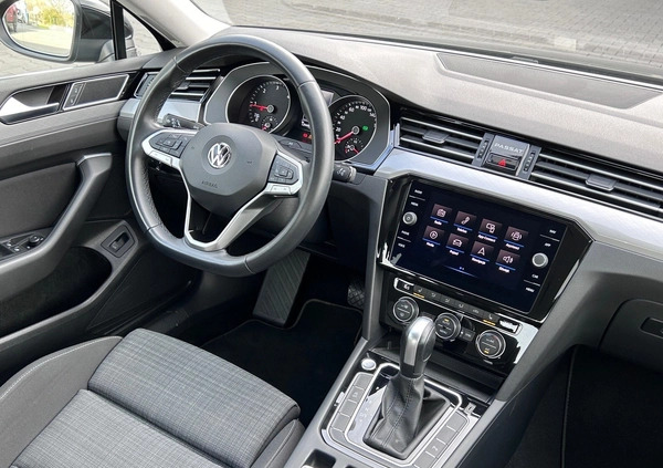 Volkswagen Passat cena 92900 przebieg: 129436, rok produkcji 2020 z Józefów małe 781